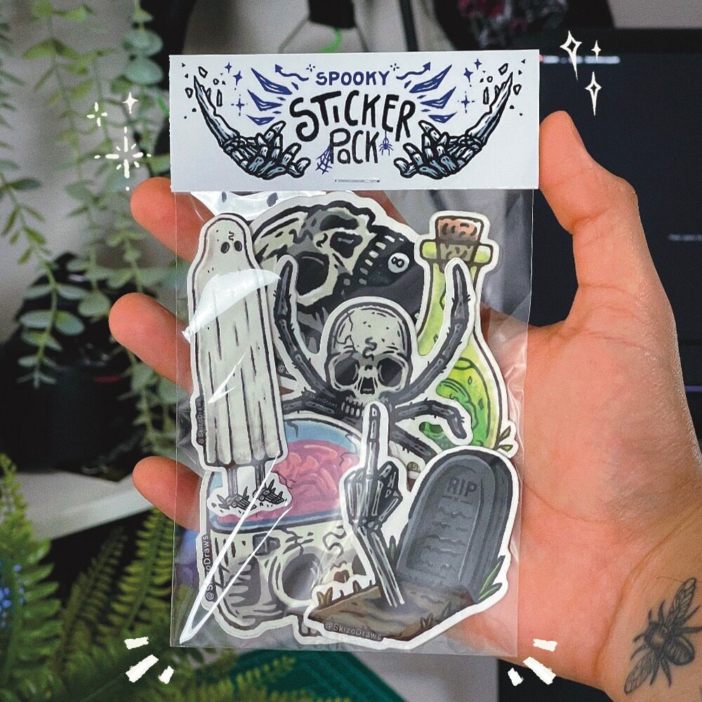Hand die een sticker pack vasthoudt met griezelige cartoonstickers en een header met de tekst "SPOOKY STICKER PACK", tegen een achtergrond van planten