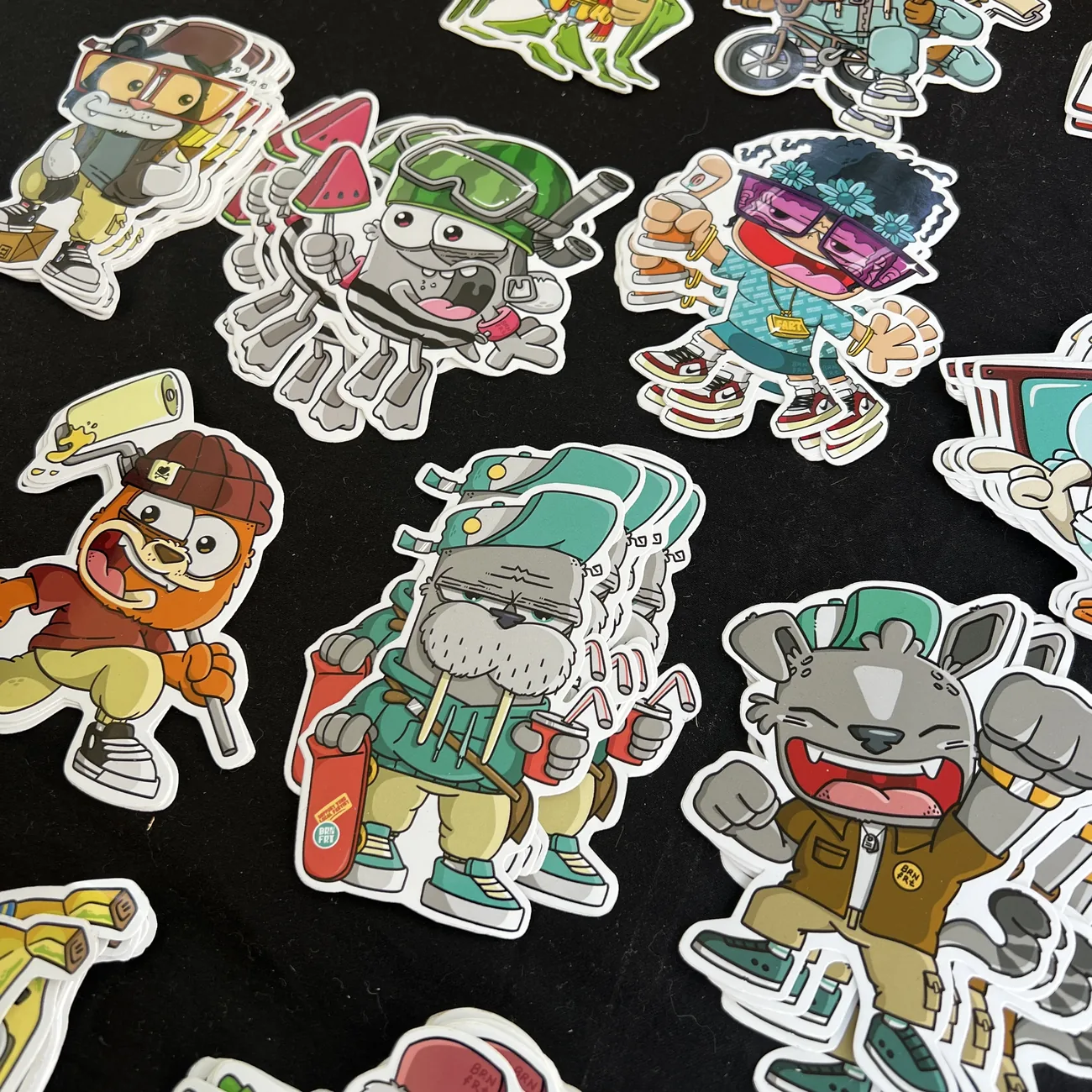 Contourgesneden stickers van Brainfart x StickerApp met cartoonfiguren in streetwear, waaronder een walrus met skateboard en een grijnzende kat