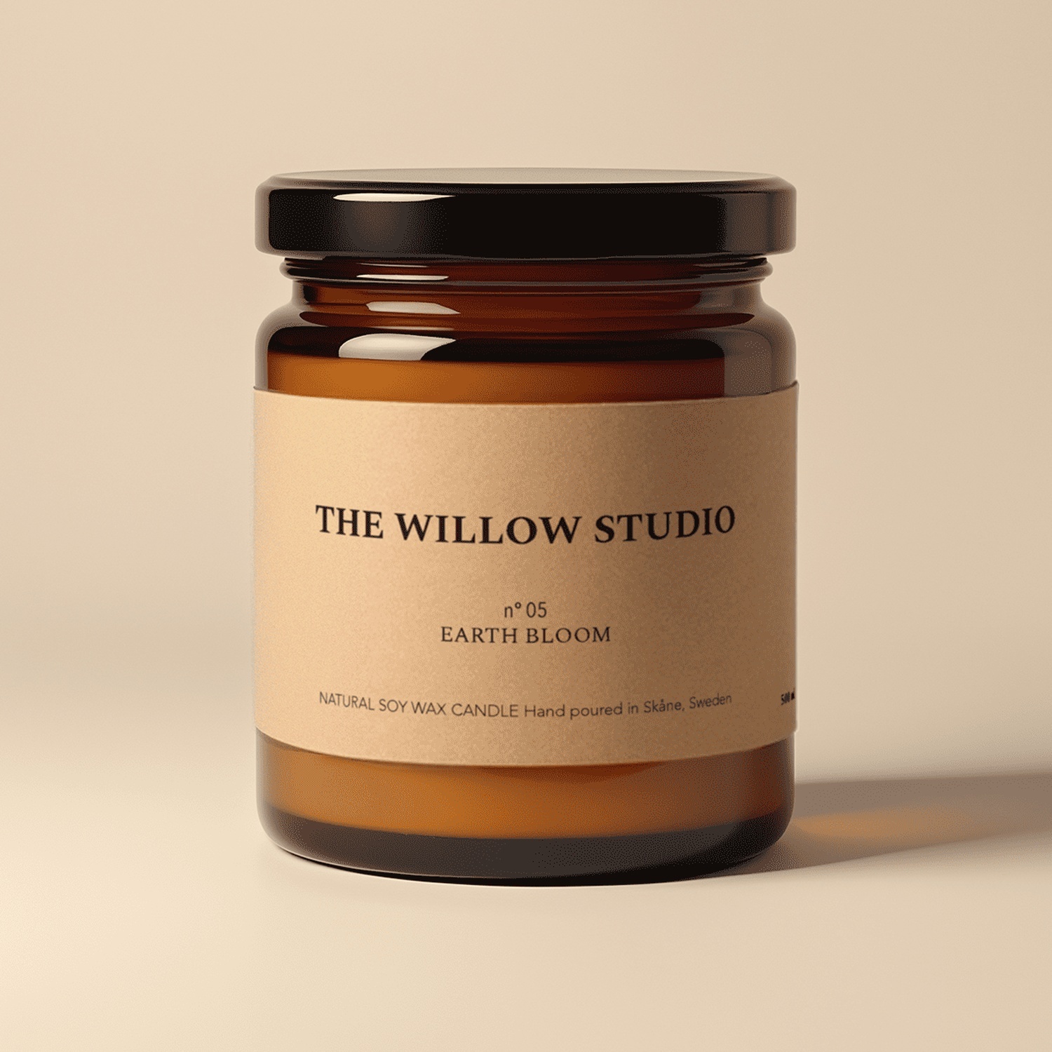 Amberkleurige glazen kaarsenpot met een kraftpapieren etiket voor de natuurlijke sojawaskaars Earth Bloom van The Willow Studio