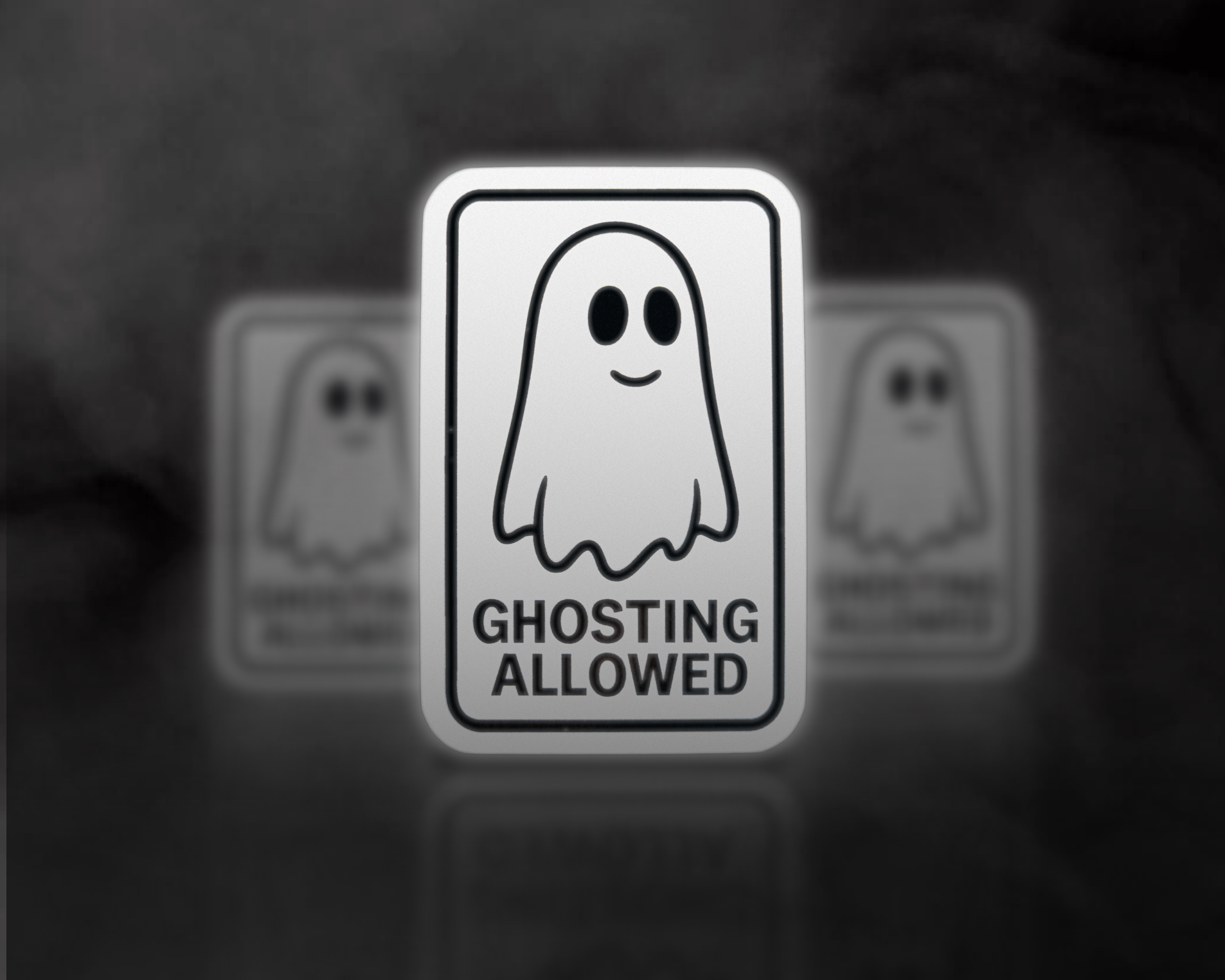 Een bord met een lachend spookje en de tekst "Ghosting Allowed" tegen een wazige, donkere achtergrond.