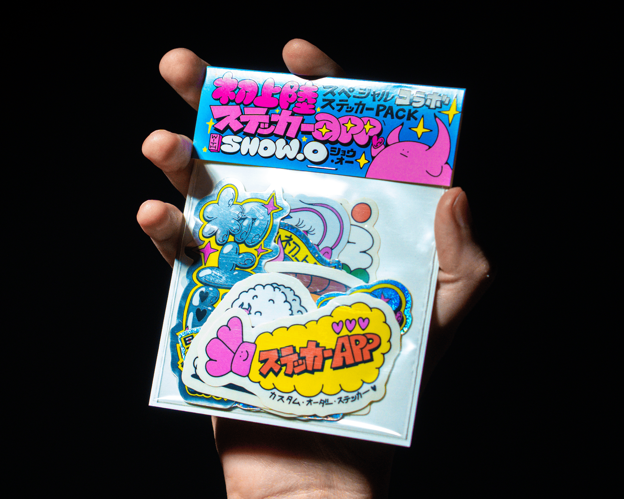 Een hand die een sticker pack vasthoudt
