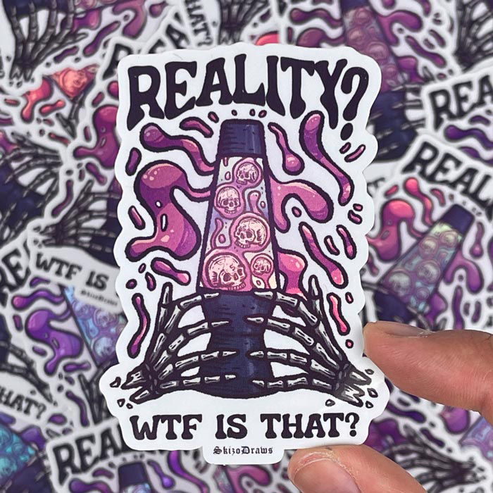 Contourgesneden sticker van vinyl met skelethanden die een lavalamp vasthouden, zwevende schedels en de tekst "REALITY? WFT IS THAT?", tegen een achtergrond van stickers.
