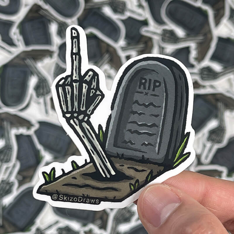 Contourgesneden sticker van vinyl met een graf met de tekst "RIP" en een skeletarm die vanuit de grond zijn middelvinger opsteekt, tegen een achtergrond van stickers.